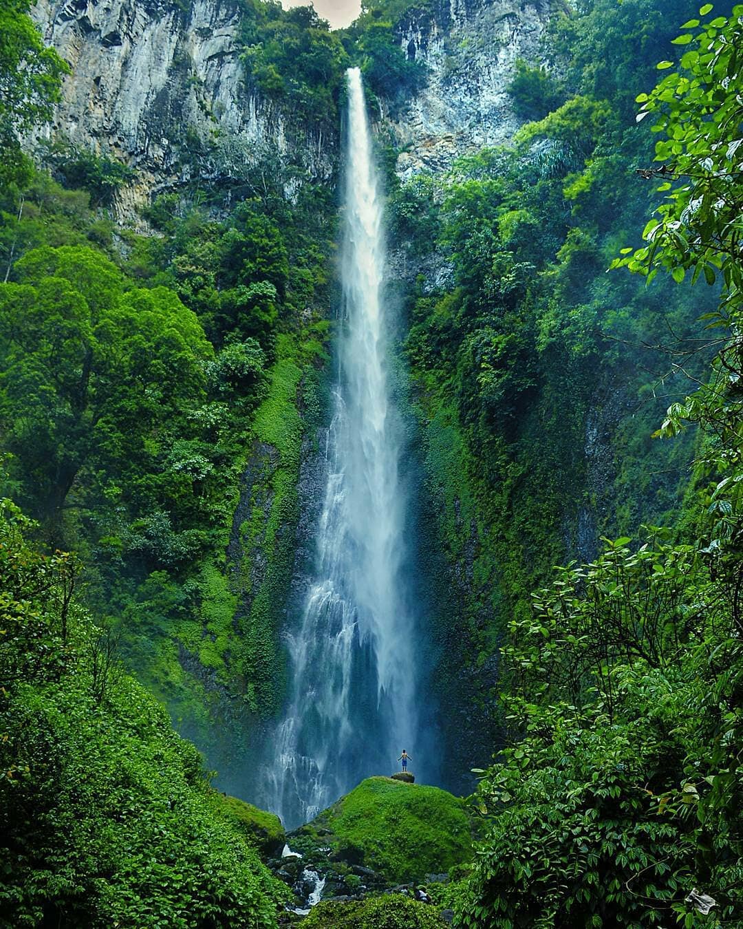 Pancuran rayo waterfall jambi.jpg